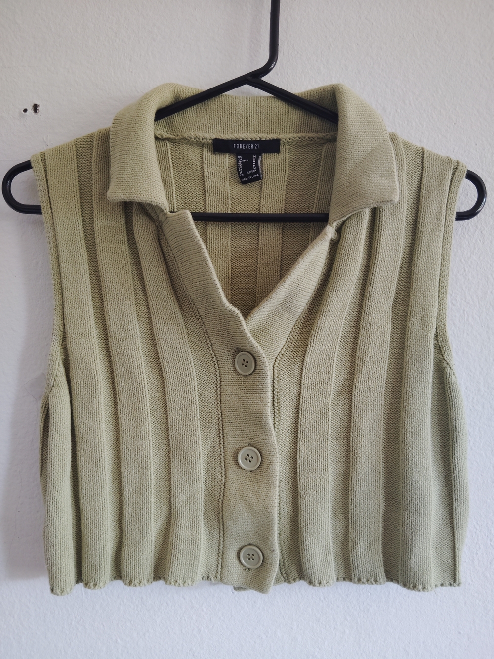 Forever 21 Women's Sleeveless Olive Green Cropped Knit Button-Up Top